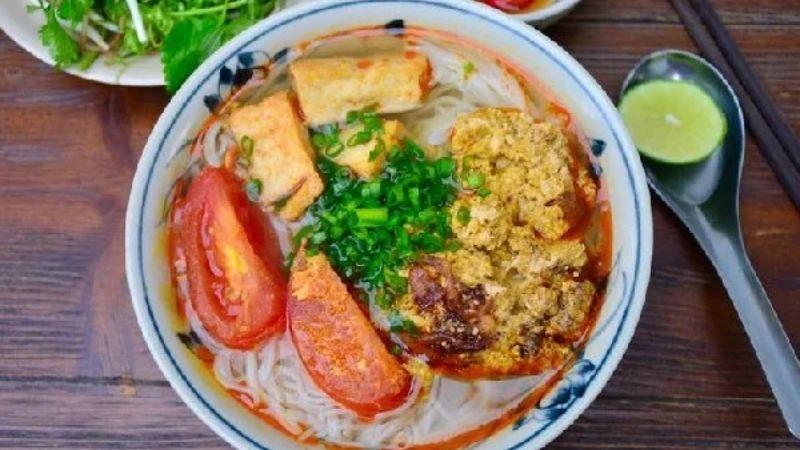 Khám phá cách chế biến bún riêu cua đồng ngon lành với nước dùng ngọt thanh, dễ làm ngay tại nhà để chiêu đãi cả gia đình.