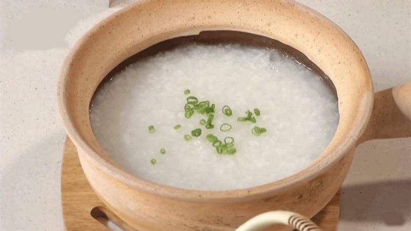 Khám phá hai cách nấu cháo trắng ngon miệng, kết hợp với các món ăn kèm hấp dẫn
