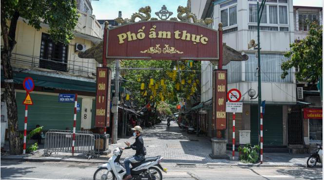 Khám phá 8 khu phố ẩm thực Hà Nội nổi bật, không chỉ thơm ngon mà còn mở cửa cả buổi tối, mời gọi những tín đồ ăn uống khắp nơi đến thưởng thức.