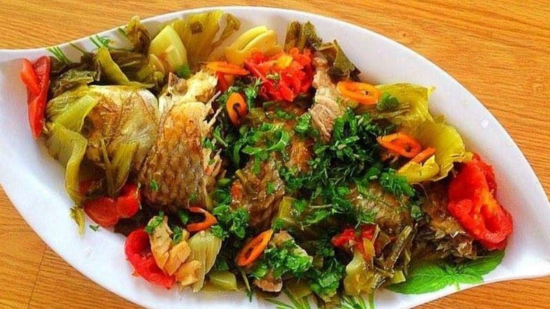 Khám phá công thức chế biến món cá chép om dưa chua chuẩn vị đậm đà của anh Đạt