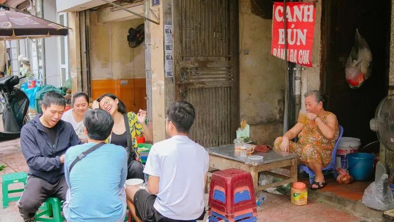 Khám phá món canh bún cua truyền thống ngay tại phố Hoè Nhai, nơi hương vị xưa cũ vẫn được gìn giữ nguyên vẹn.