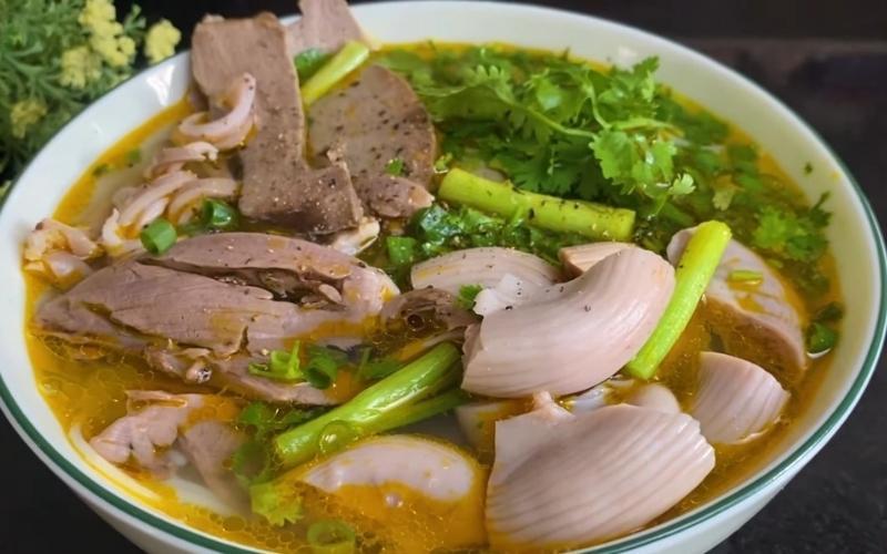 Khám phá công thức bún lòng lợn – món ăn sáng đặc trưng mang đậm hương vị miền quê, giản dị mà đầy hấp dẫn.