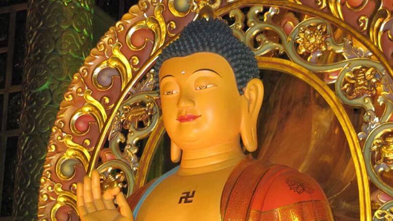 Chữ Vạn, trong phong thủy, không chỉ là một biểu tượng mà còn mang một ý nghĩa sâu sắc. Được biết đến như biểu tượng của sự thịnh vượng và an lành, chữ Vạn có sức mạnh mạnh mẽ trong việc thu hút may mắn và bảo vệ gia chủ khỏi tai ương.