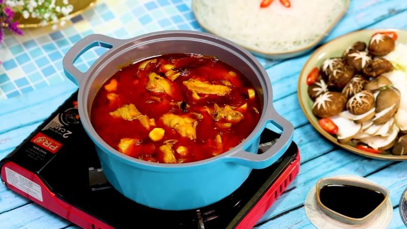Khám phá cách chế biến lẩu gà sốt cay kiểu Hoa, với hương vị cay nồng, thơm lừng khiến không gian bếp thêm phần ấm cúng.