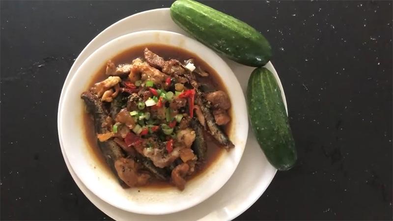 Hướng dẫn chế biến món cá trích kho thịt ba chỉ đơn giản nhưng không kém phần hấp dẫn, với hương vị khó quên.