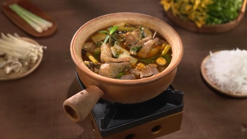 Lẩu vịt hầm sả là lựa chọn tuyệt vời để xua tan cái lạnh, không chỉ ấm bụng mà còn tốt cho sức khỏe trong những ngày mưa gió.