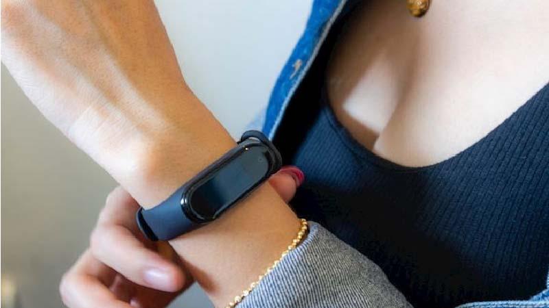Khám phá 5 mẫu vòng đeo tay thông minh hàng đầu giúp bạn theo dõi sức khỏe hiệu quả và đáng sở hữu nhất hiện nay.