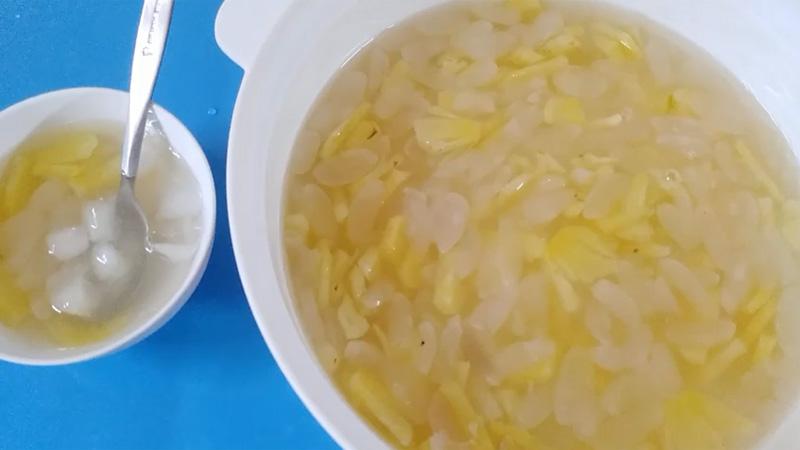 Khám phá hai công thức chè hạt đác kết hợp với dứa và dâu tây tươi mát, giải nhiệt cơ thể trong những ngày hè oi ả.