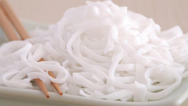 Khám phá hai cách làm bánh phở dễ dàng tại nhà