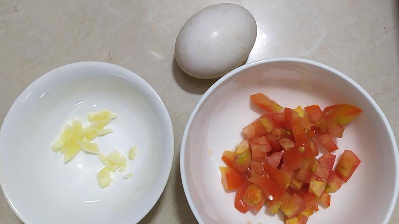 Công thức làm món trứng chiên với cà chua, giải pháp đơn giản cho những ngày mưa không ra ngoài được.