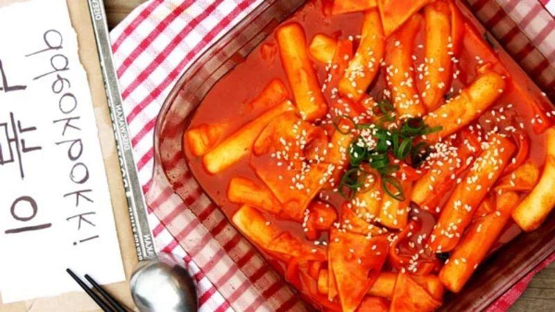 Biến cơm nguội thành món bánh gạo tokbokki Hàn Quốc thơm ngon ngay tại nhà, vừa tiện lợi lại đầy hấp dẫn