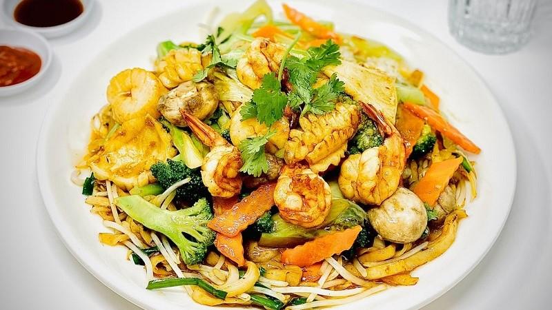 Hướng dẫn cách chế biến phở xào hải sản thơm ngon, đậm đà hương vị như những món ăn đặc sắc tại nhà hàng.