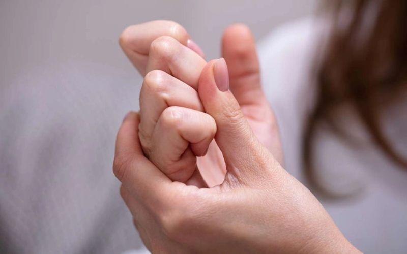 Thói quen bẻ khớp ngón tay phát ra tiếng kêu răng rắc có ảnh hưởng đến sức khỏe hay không?