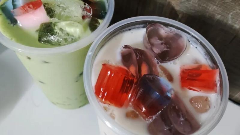 Khám phá công thức trà sữa thạch phô mai với bột rau câu con cá dẻo, một món ngon mê hoặc với sự kết hợp tuyệt vời giữa trà sữa ngọt nhẹ và phô mai béo ngậy, kèm theo lớp thạch giòn dai hấp dẫn. Bạn có thể tự tay chế biến ngay tại nhà mà không cần ra quán.