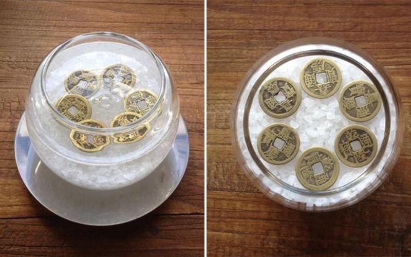 Đặt một ly nước muối tại đây không chỉ xua đuổi tà khí mà còn thu hút may mắn, đem lại vận khí tốt cho ngôi nhà của bạn.