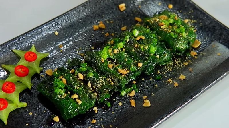 Chả ốc cuốn lá lốt với hương thơm quyến rũ, chỉ cần ngửi một lần là bạn sẽ không thể cưỡng lại được. Mùi thơm ngào ngạt từ lá lốt hòa quyện cùng vị ngọt từ ốc, tạo nên một món ăn đầy hấp dẫn.