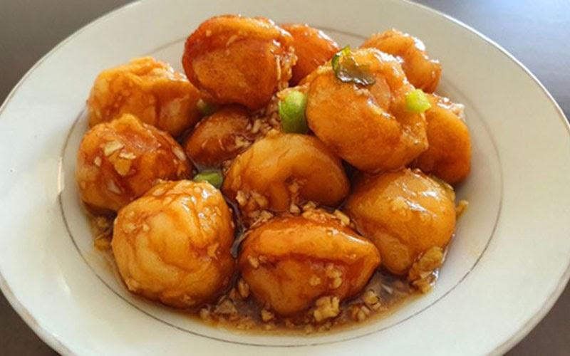Hướng dẫn chế biến cá viên chiên từ cơm nguội sốt mắm tỏi, một món ăn vừa đơn giản lại vừa vô cùng hấp dẫn.