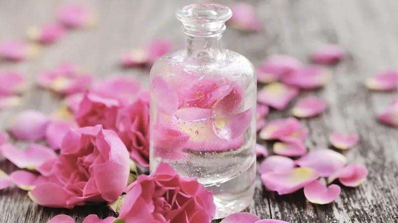 Nước hoa hồng có thực sự có tác dụng trị mụn không?