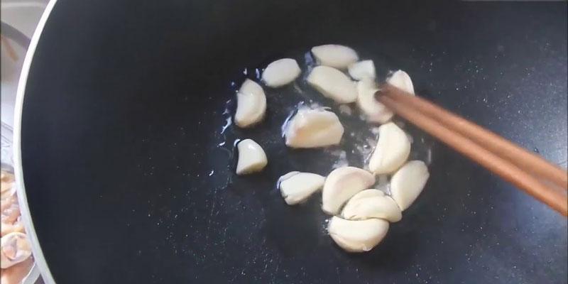 Ăn tỏi không đúng cách có thể dẫn đến nguy cơ ung thư.