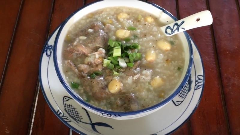 Dịp cuối tuần là thời điểm lý tưởng để chiêu đãi cả gia đình món cháo bồ câu hạt sen, một món ăn vừa ngon miệng vừa giàu dinh dưỡng, khiến mọi người cùng tận hưởng không gian ấm cúng bên nhau.