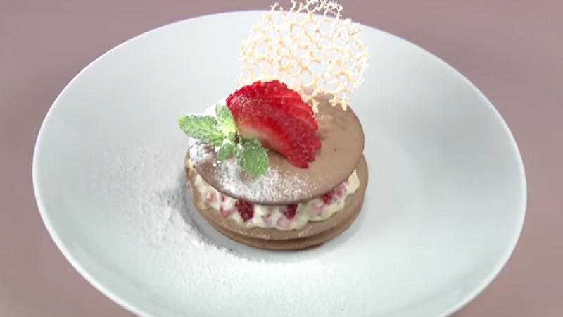 Hướng dẫn cách làm pancake socola nhân kem dâu ngọt ngào, béo ngậy ngay tại nhà, một món tráng miệng thơm ngon mà bạn không thể bỏ qua.