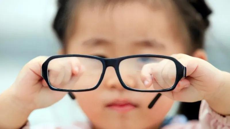 Loạn thị ở trẻ em là một tình trạng rối loạn thị giác khiến trẻ không thể nhìn rõ, nếu không được phát hiện và điều trị kịp thời, có thể dẫn đến mù lòa. Vậy loạn thị ở trẻ là gì và làm thế nào để nhận diện những dấu hiệu loạn thị nghiêm trọng ở các bé?