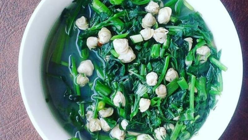 Món canh hến ngọt mát, dễ chịu trong những ngày hè nóng bức, sẽ càng thêm phần hấp dẫn khi kết hợp với rau cải ngọt tươi mát. Hãy cùng khám phá công thức đơn giản để chế biến món canh hến cải ngọt này nhé.