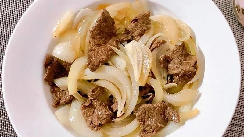 Khám phá cách chế biến thịt bò xào hành tây mềm mại, thơm lừng, nhanh chóng trong bữa cơm gia đình