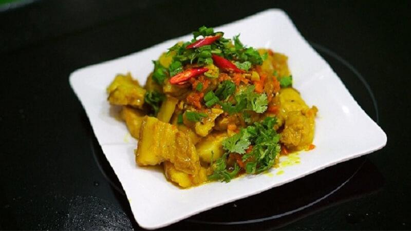 Món thịt heo kho nghệ với sắc vàng bắt mắt và hương vị đậm đà, sẽ khiến bạn không thể ngừng ăn, rất hợp để kết hợp với cơm trắng.