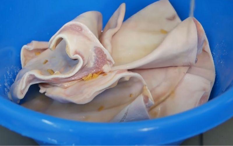 Hướng dẫn làm tai heo lắc muối ớt, da giòn rụm, chiên không văng dầu, món ngon tuyệt vời