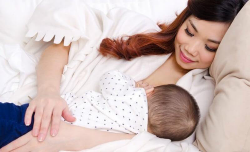 Khi bé bị sốt, mẹ cần biết nên cho bé ăn gì và kiêng gì để giúp bé nhanh hồi phục.