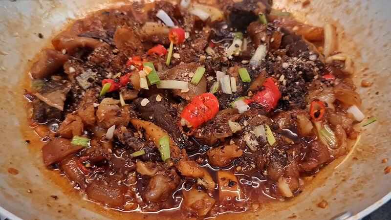 Khám phá cách làm lòng bò kho tiêu cay nồng, đậm đà hương vị, hấp dẫn mọi thực khách.