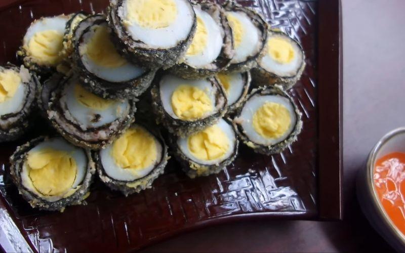 Hướng dẫn cách làm rong biển cuộn trứng cút giòn rụm, thơm ngon, một món ăn vặt hấp dẫn khó cưỡng.