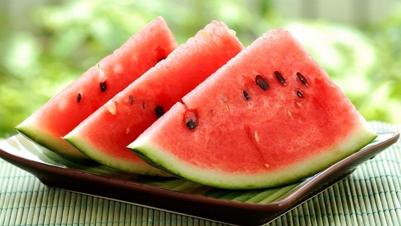 Mẹ sau sinh có nên ăn dưa hấu không?