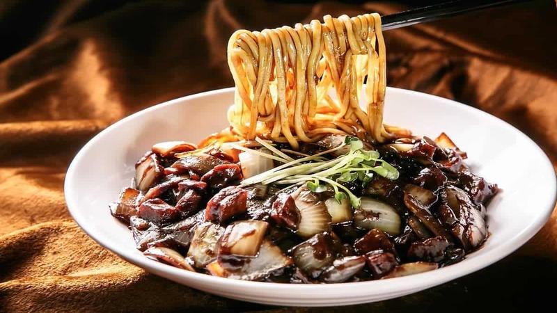 Mì tương đen chứa bao nhiêu calo? Liệu ăn mì tương đen có mang lại lợi ích cho sức khỏe không?