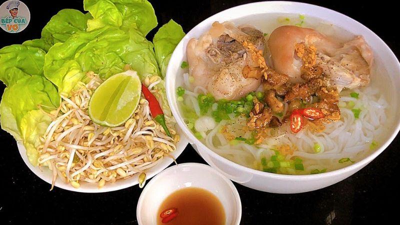 Hủ tiếu giò heo đậm đà hương vị, với sợi hủ tiếu mềm mại và giò heo thơm ngậy, được ninh mềm tận xương, mang đến một món ăn ngon khó cưỡng. Hãy khám phá cách chế biến hủ tiếu giò heo chuẩn vị ngay!