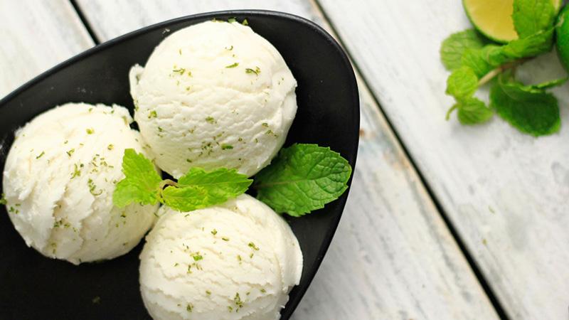 Khám phá 2 công thức làm kem chanh bạc hà mịn màng, thơm ngon và đẹp mắt ngay tại nhà, dễ dàng thực hiện cho những ngày hè oi ả.