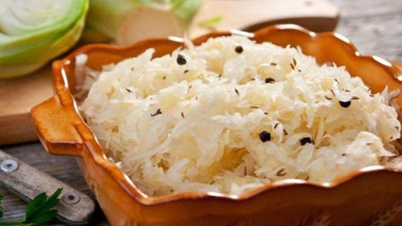 Khám phá công thức làm bắp cải muối kiểu Đức Sauerkraut chuẩn vị, mang đến hương vị độc đáo của món ăn này.