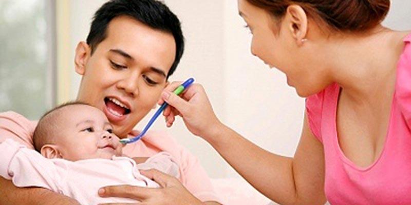 Uống thuốc cho trẻ cùng sữa, lợi hay hại?