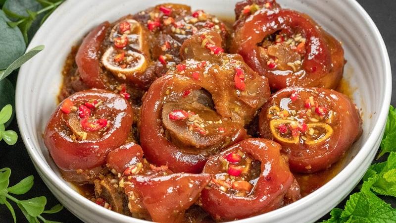Khám phá công thức nấu giò heo kho sả ớt đậm đà và hấp dẫn, khiến bất kỳ ai cũng phải xiêu lòng.