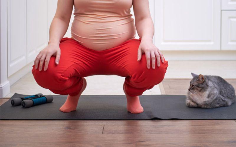 Vì sao bà bầu không nên ngồi xổm hay ngồi bệt? Những tư thế ngồi an toàn cho mẹ bầu