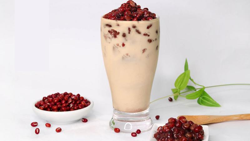 Tự tay pha chế trà sữa đậu đỏ ngay tại nhà, hương vị đậm đà ngon miệng vượt trội hơn cả những ly trà sữa ngoài quán.