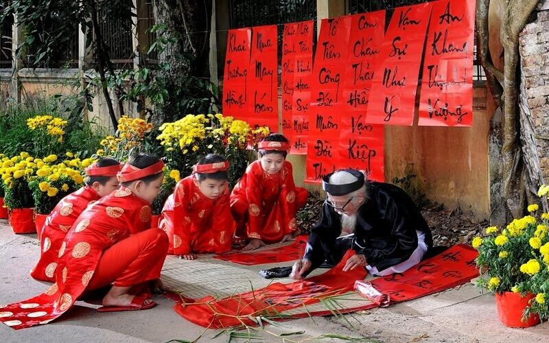 Nguồn gốc và ý nghĩa của việc treo câu đối ngày Tết là gì? Hãy cùng tìm hiểu sâu hơn về phong tục này và sự quan trọng của nó trong không gian Tết của người Việt.
