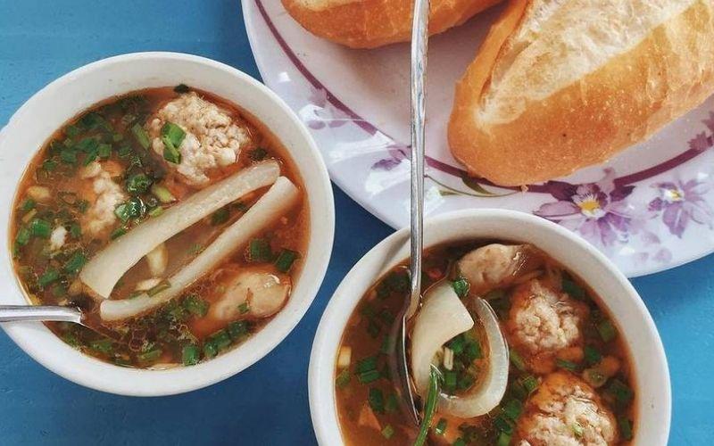 Khám phá ngay 5 địa điểm nổi tiếng bán bánh mì thơm ngon ở quận 10, nơi mỗi ổ bánh đều mang lại hương vị độc đáo khó quên.