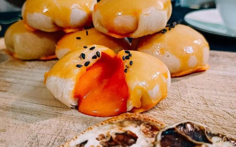 Khám phá công thức làm bánh trứng muối ngàn lớp, béo ngậy, tan chảy trong miệng, dễ dàng thực hiện ngay tại nhà.
