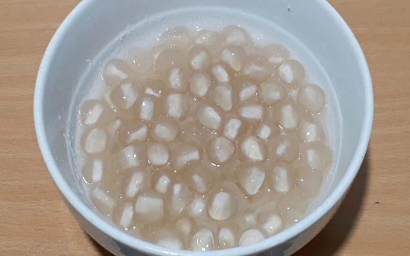 Hướng dẫn cách chế biến trân châu nhân dừa thơm ngon từ bột năng, đơn giản mà vẫn đầy hấp dẫn.