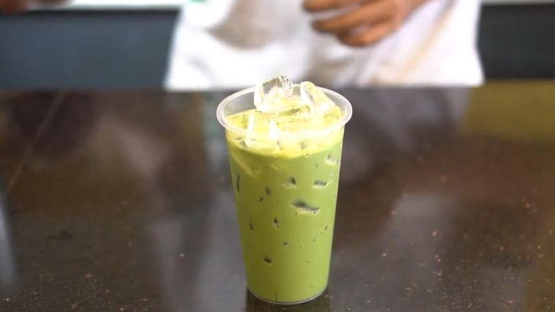 Khám phá cách pha chế matcha latte đá mát lạnh, đậm đà hương vị matcha ngay tại nhà.