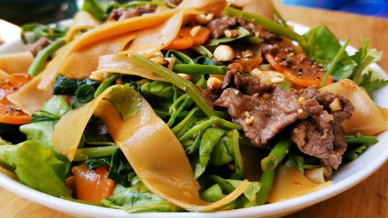Hướng dẫn cách làm bánh đa trộn thịt bò rau muống ngon tuyệt, thay đổi khẩu vị cho bữa ăn gia đình.