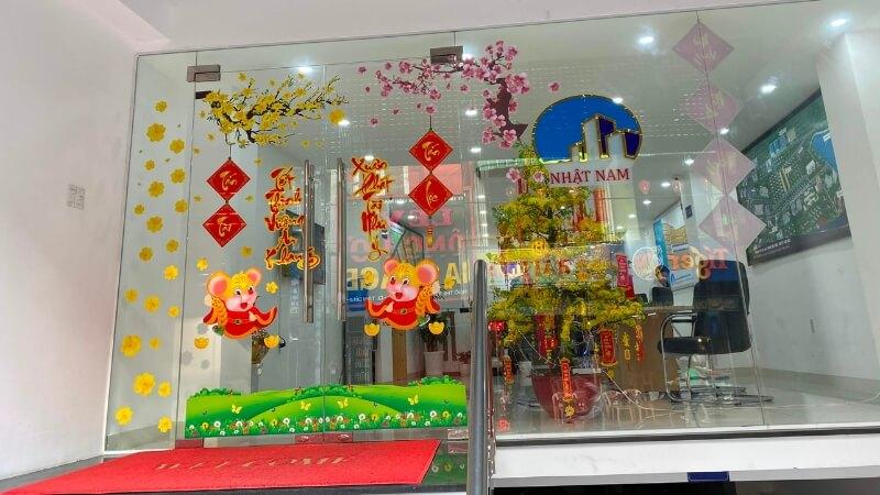 Khám phá 20+ ý tưởng trang trí Tết văn phòng 2025 để không gian làm việc của bạn thật sự ấn tượng và đón chào năm mới với những sáng tạo đầy sắc màu.