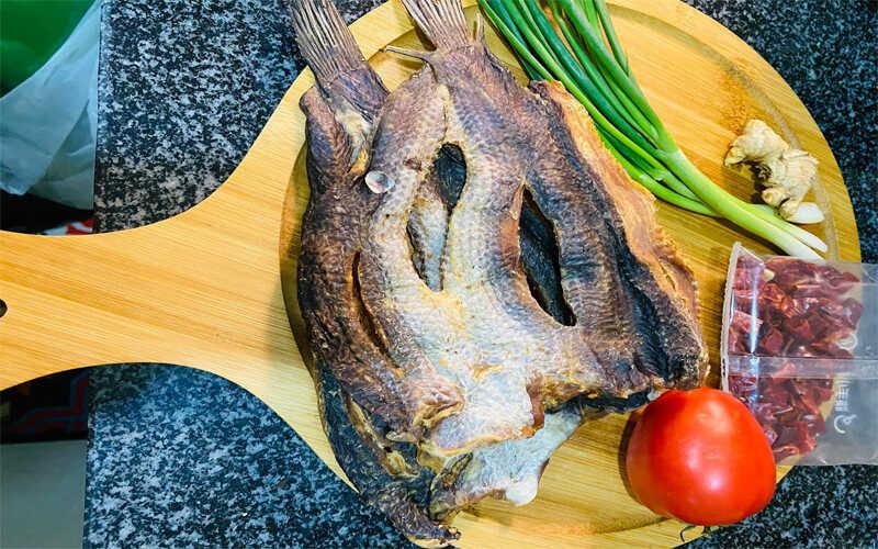 Khô cá lóc không chỉ dừng lại ở phương pháp nướng, thử hấp cùng hành gừng để cảm nhận hương vị đậm đà, khó cưỡng lại.